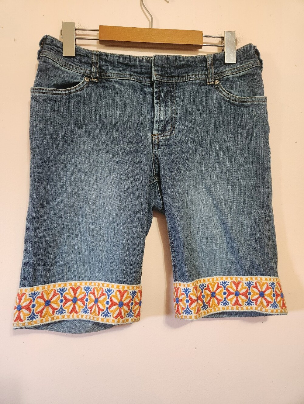 Vintage Y2K Contrast Jeans Embroidered Floral Cuff Bermuda Denim Shorts Size 7
